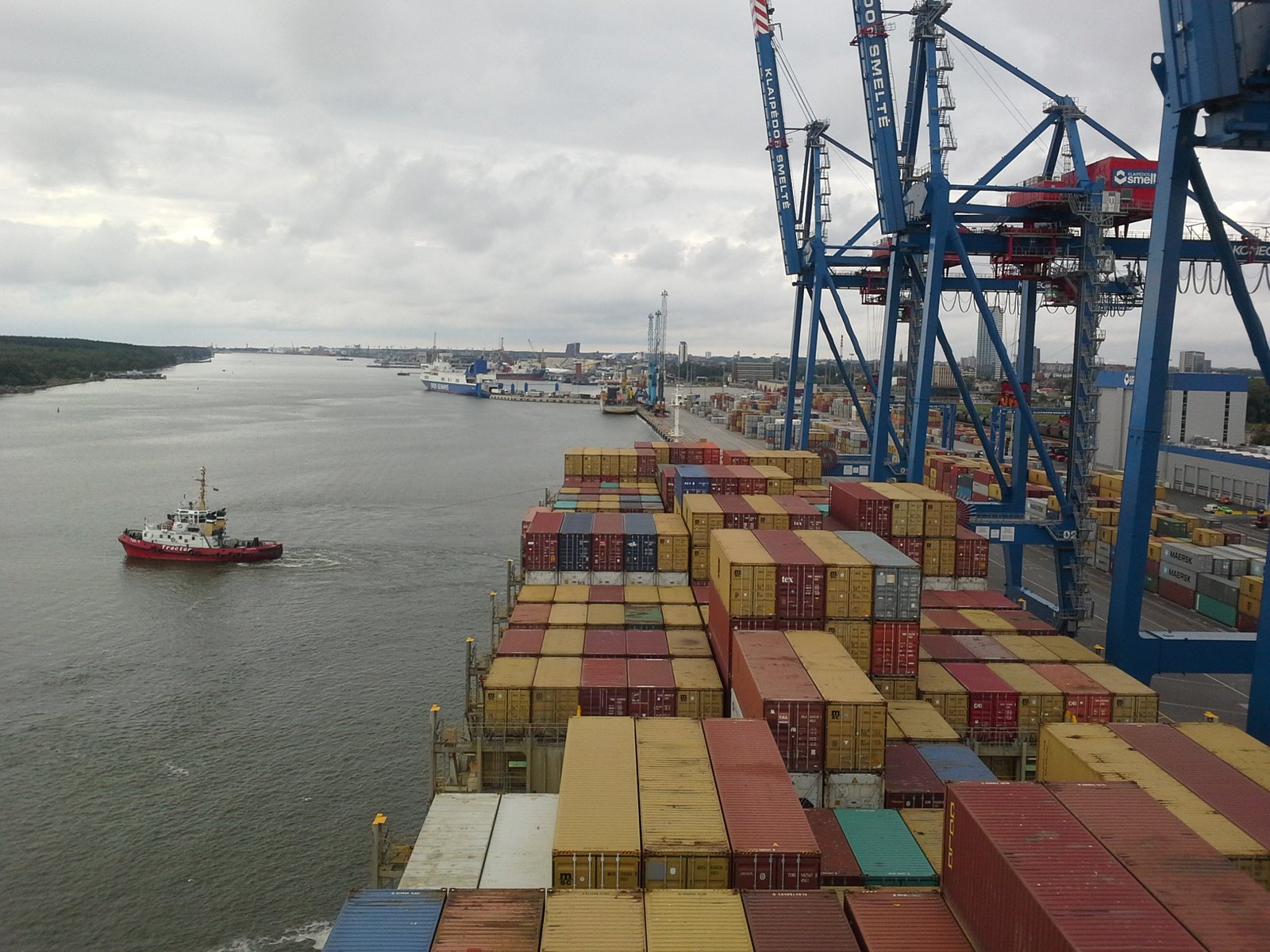 Berthing with tugs